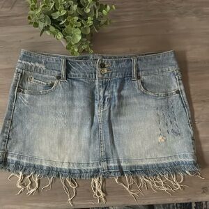 Juniors distressed denim skirt